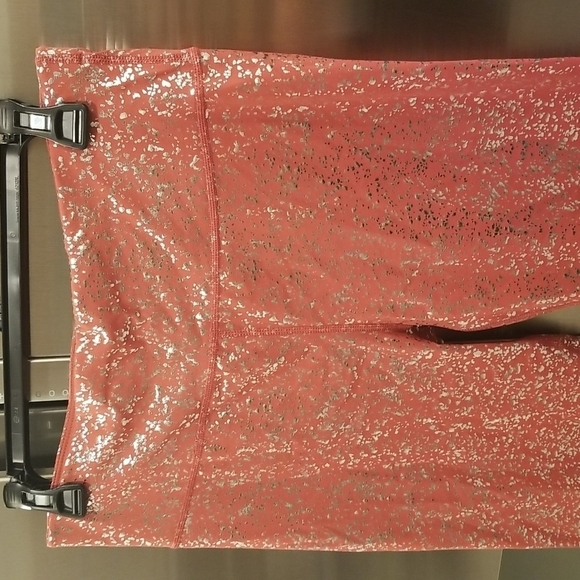 💕SWEATY BETTY💕 Goddess 7/8 Workout Leggings ~ Red Terrazzo Foil Print L NWT - Picture 10 of 16